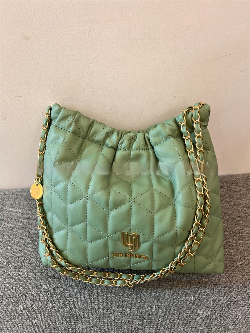 Geantă bucket cu lanț cusut în model diamant – PU, închidere magnetică, buzunar intern cu fermoar și buzunar pentru ID, căptușeală din poliester, bretea de umăr