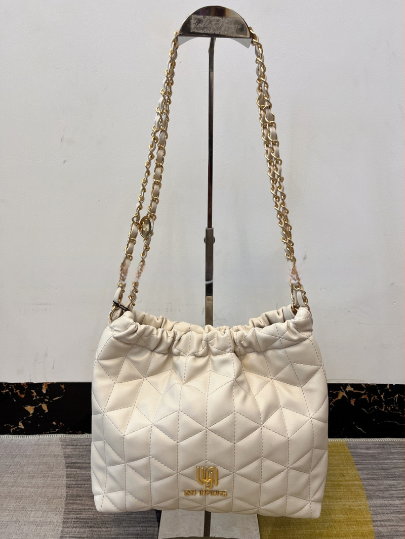 Geantă bucket cu lanț cusut în model diamant – PU, închidere magnetică, buzunar intern cu fermoar și buzunar pentru ID, căptușeală din poliester, bretea de umăr