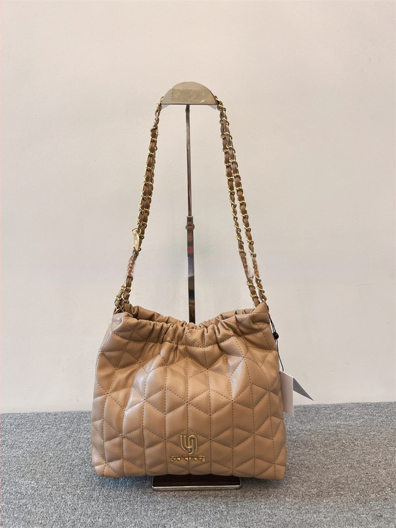 Geantă bucket cu lanț cusut în model diamant – PU, închidere magnetică, buzunar intern cu fermoar și buzunar pentru ID, căptușeală din poliester, bretea de umăr