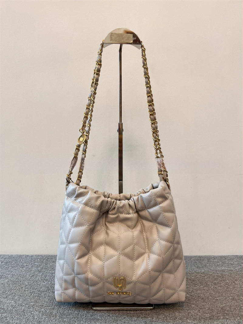 Geantă bucket cu lanț cusut în model diamant – PU, închidere magnetică, buzunar intern cu fermoar și buzunar pentru ID, căptușeală din poliester, bretea de umăr