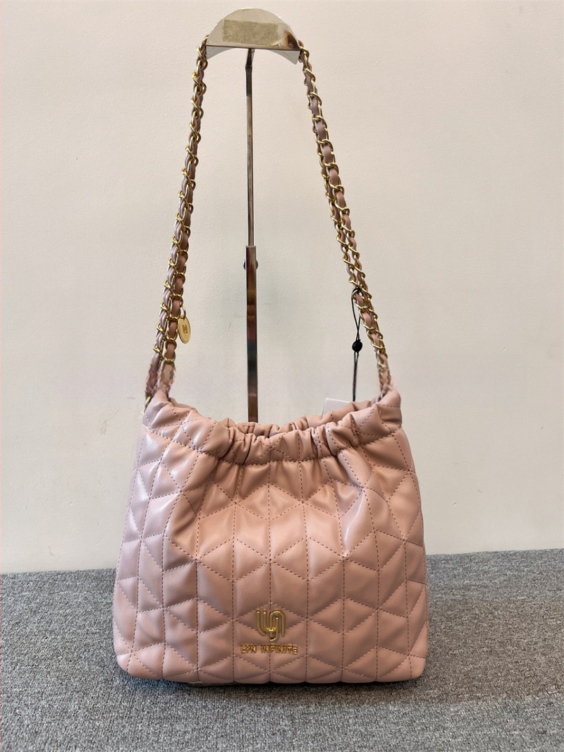 Geantă bucket cu lanț cusut în model diamant – PU, închidere magnetică, buzunar intern cu fermoar și buzunar pentru ID, căptușeală din poliester, bretea de umăr