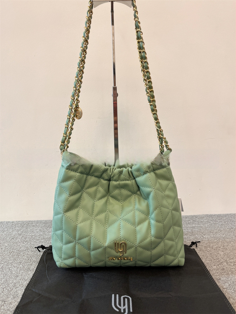 Geantă bucket cu lanț cusut în model diamant – PU, închidere magnetică, buzunar intern cu fermoar și buzunar pentru ID, căptușeală din poliester, bretea de umăr