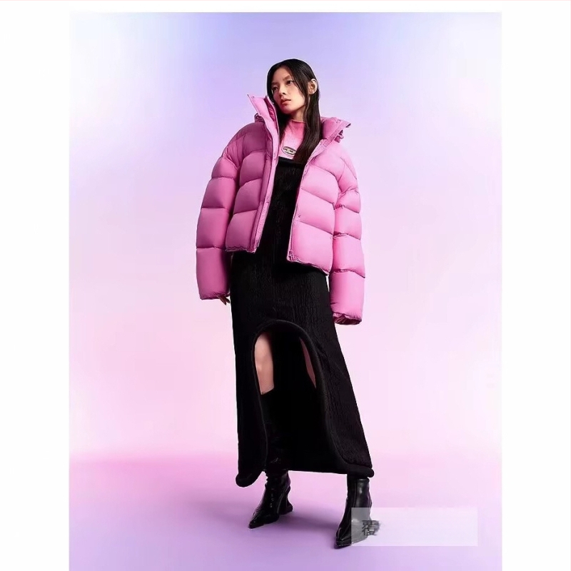 Dámska bunde s kapucňou, hrubá izolácia, nylonová látka, výplň kačacím perom 51–55%, stredná dĺžka, zips