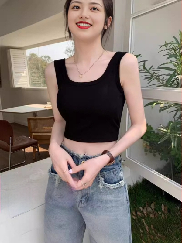 Női ultrakönnyű rövid top mellnél támasztó és wrap dizájnnal - ujjatlan crop top, poliészter 90–95%, sling stílus, dupla pánt