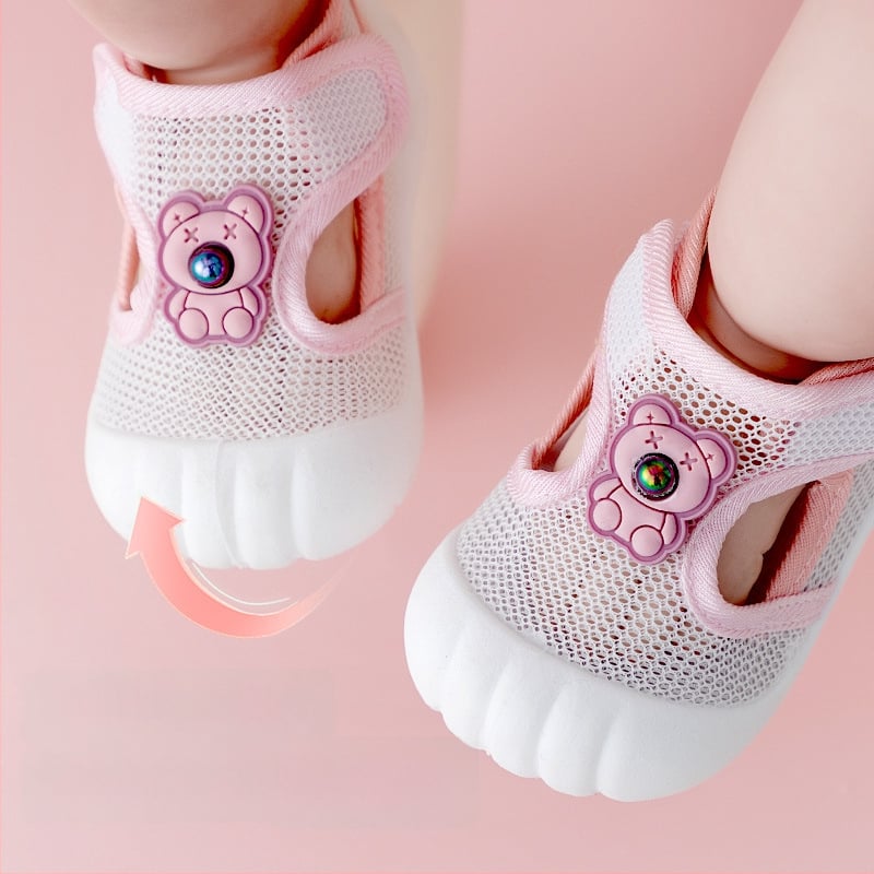 Kisgyermekeknek szánt szandál hálós felsőrészű, légáteresztő, csúszásmentes, kopásálló, Velcro-zárású (12–36 hónap)