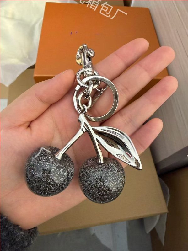 Ключодържател за чанта с шарка Череша, смола, декоративен аксесоар, стил смесена естетика, пролет 2025 (Материал: Смола; Шаблон: Плод; Функция: Декорация; Стил: Смесена естетика; Година на пускане: Пролет 2025)