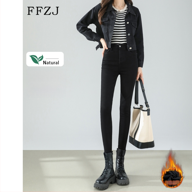 Jeans talie înaltă, croială strânsă, țesătură din bumbac, conținut de bumbac 50–70%, stil retro primăvară 2025