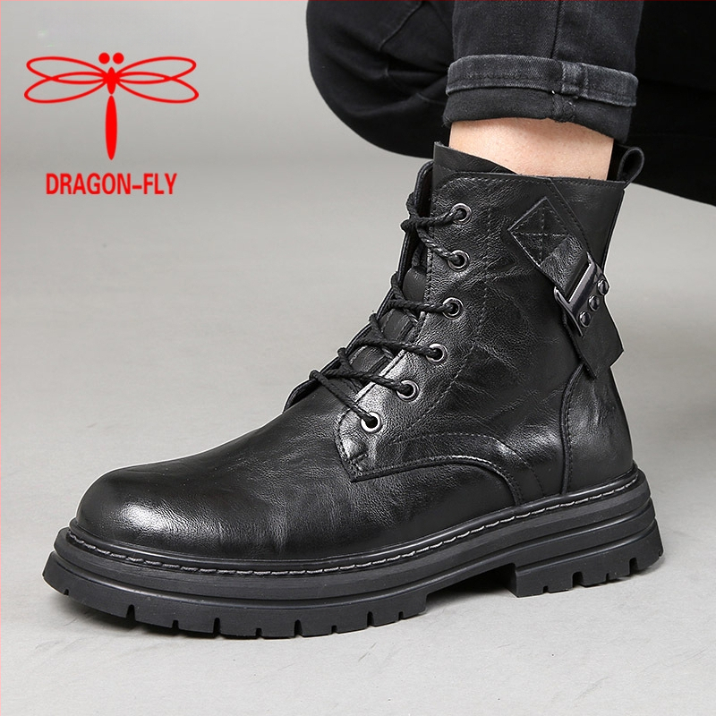 Dragonfly márkájú férfi bőrbakancsok brit stílusú Martin típusú, alacsony cső, felsőrész első réteg marhabőrből, belső rész és talpbetét sertésbőrből, vulkanizált gumi talp, magasságot növelő funkció