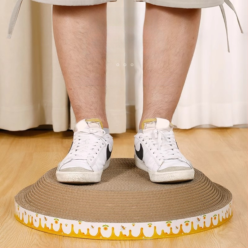 Cuib pentru pisici și suprafață de zgâriere într-un singur pachet; construcție durabilă; coloană verticală din sisal; material: carton celular cu bule; stil drăguț