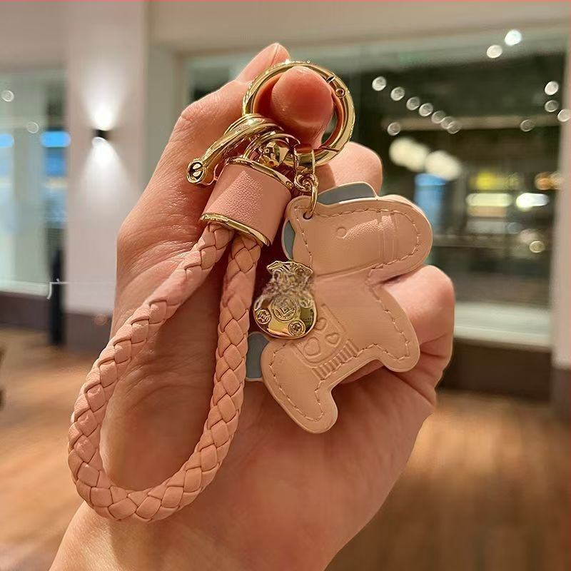 Autókulcs-gyűrű bőrszállal és cinkötvözetből készült pónival – modern minimalist stílus, DIY talizmán