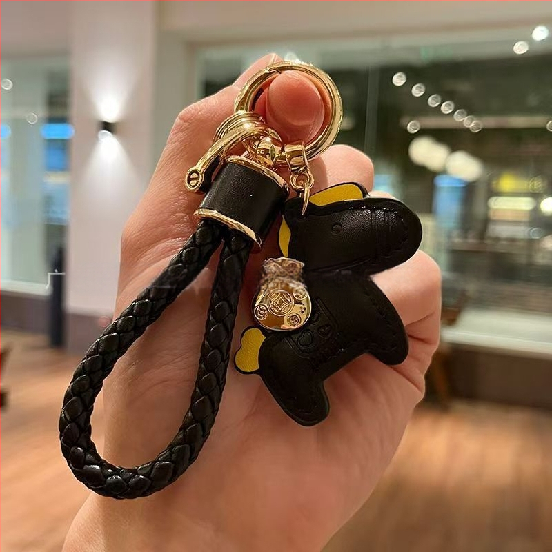 Autókulcs-gyűrű bőrszállal és cinkötvözetből készült pónival – modern minimalist stílus, DIY talizmán