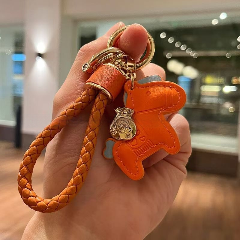 Autókulcs-gyűrű bőrszállal és cinkötvözetből készült pónival – modern minimalist stílus, DIY talizmán