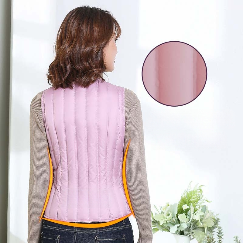 Γυναικείο κοντό γιλέκο με πούπουλα, λεπτό και εφαρμοστό, χωρίς μανίκια χωρίς γιακά; γέμισμα: πούπουλο από λευκή πάπια; εξωτερικό ύφασμα: 100% πολυεστέρας; επένδυση: πολυεστέρας; μήκος: 40–50 cm