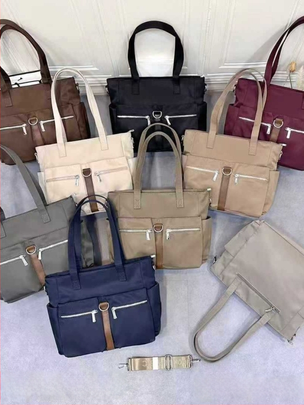 Γυναικεία τσάντα crossbody από Oxford ύφασμα, οριζόντια τετράγωνη μορφή, κλείσιμο με φερμουάρ, διπλό λουρί ώμου, εσωτερικές θήκες: φερμουάρ, θήκη για κινητό και ταυτότητα