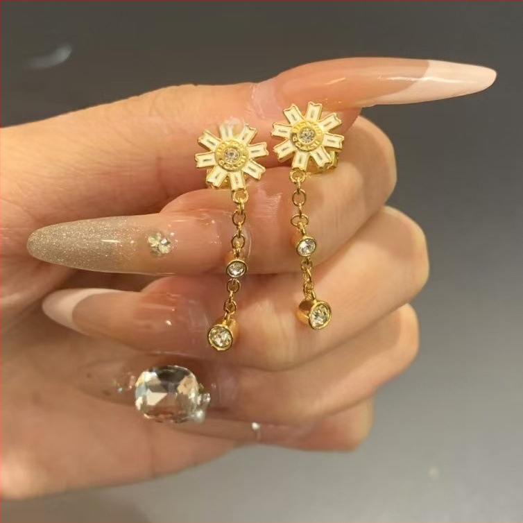 Σκουλαρίκια από χαλκό με λογότυπο C, εμαγιέ, σχέδιο γραμμάτων, τεχνολογία Seiko, καταγωγή Γκουανγκζού, άνοιξη 2025