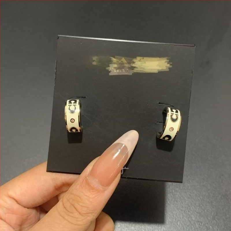 Σκουλαρίκια από χαλκό με λογότυπο C, εμαγιέ, σχέδιο γραμμάτων, τεχνολογία Seiko, καταγωγή Γκουανγκζού, άνοιξη 2025