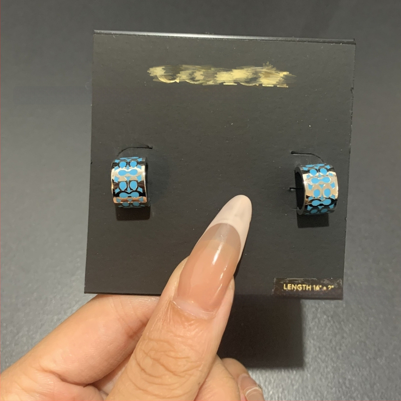 Σκουλαρίκια από χαλκό με λογότυπο C, εμαγιέ, σχέδιο γραμμάτων, τεχνολογία Seiko, καταγωγή Γκουανγκζού, άνοιξη 2025