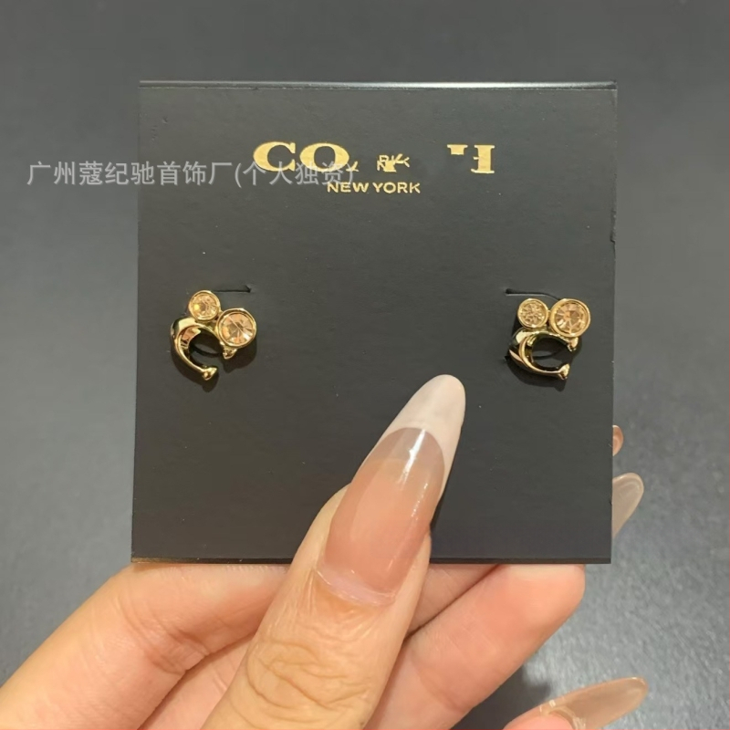 Σκουλαρίκια από χαλκό με λογότυπο C, εμαγιέ, σχέδιο γραμμάτων, τεχνολογία Seiko, καταγωγή Γκουανγκζού, άνοιξη 2025