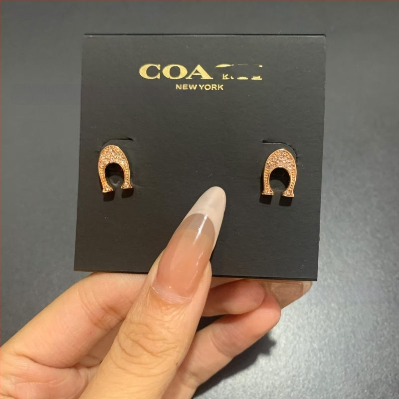 Σκουλαρίκια από χαλκό με λογότυπο C, εμαγιέ, σχέδιο γραμμάτων, τεχνολογία Seiko, καταγωγή Γκουανγκζού, άνοιξη 2025