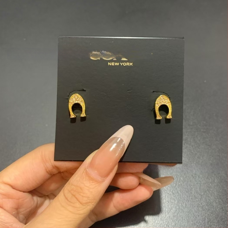 Σκουλαρίκια από χαλκό με λογότυπο C, εμαγιέ, σχέδιο γραμμάτων, τεχνολογία Seiko, καταγωγή Γκουανγκζού, άνοιξη 2025