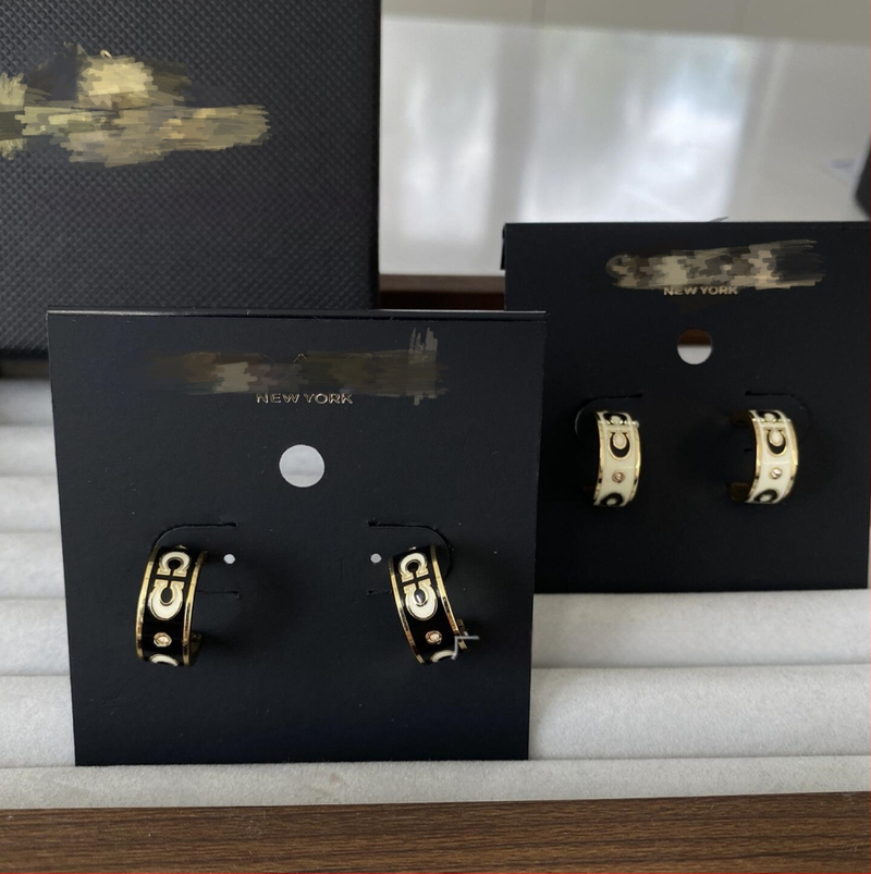 Σκουλαρίκια από χαλκό με λογότυπο C, εμαγιέ, σχέδιο γραμμάτων, τεχνολογία Seiko, καταγωγή Γκουανγκζού, άνοιξη 2025