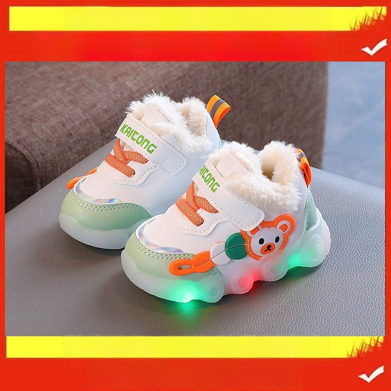 Kisgyermekek részére futócipő rajzfilmszerű mintával, téli, csúszásmentes talp, forgó gombos zárás, műanyag talp