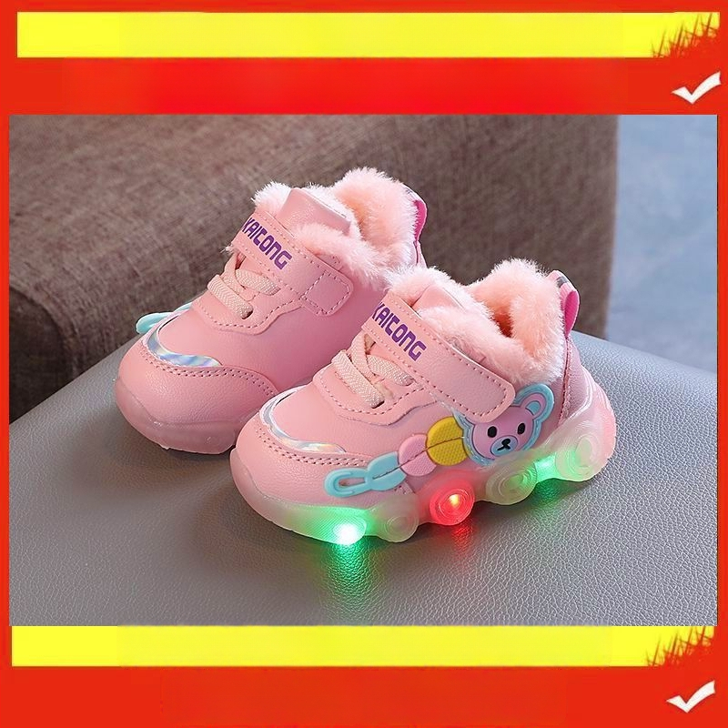 Kisgyermekek részére futócipő rajzfilmszerű mintával, téli, csúszásmentes talp, forgó gombos zárás, műanyag talp