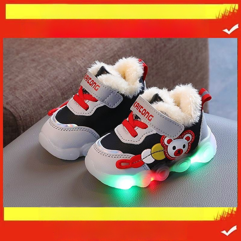 Kisgyermekek részére futócipő rajzfilmszerű mintával, téli, csúszásmentes talp, forgó gombos zárás, műanyag talp