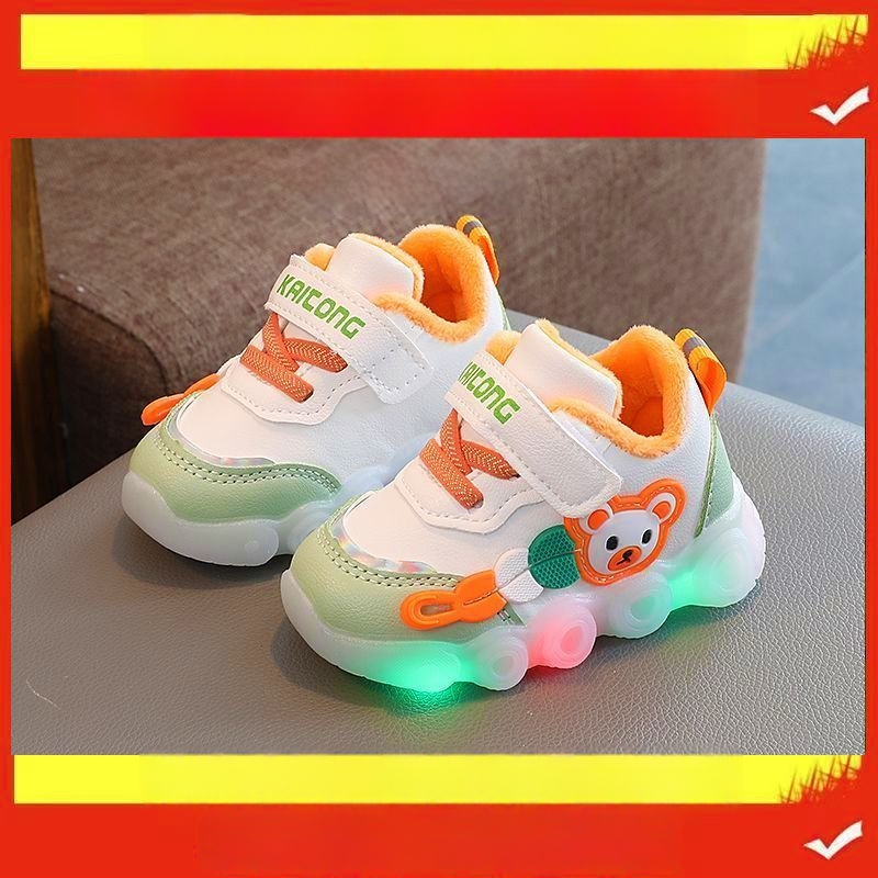 Kisgyermekek részére futócipő rajzfilmszerű mintával, téli, csúszásmentes talp, forgó gombos zárás, műanyag talp