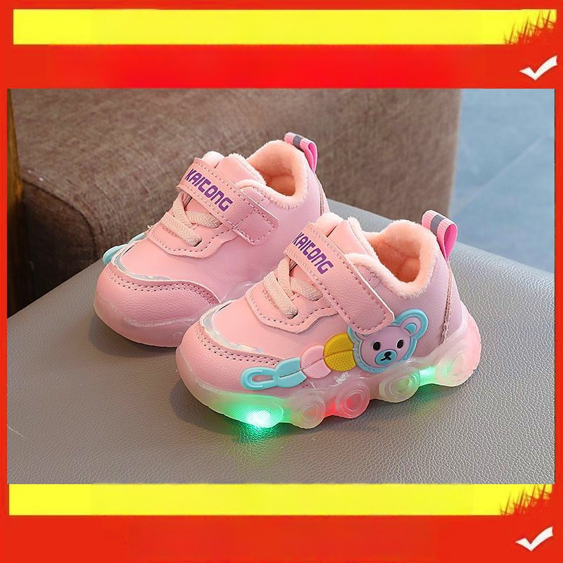 Kisgyermekek részére futócipő rajzfilmszerű mintával, téli, csúszásmentes talp, forgó gombos zárás, műanyag talp