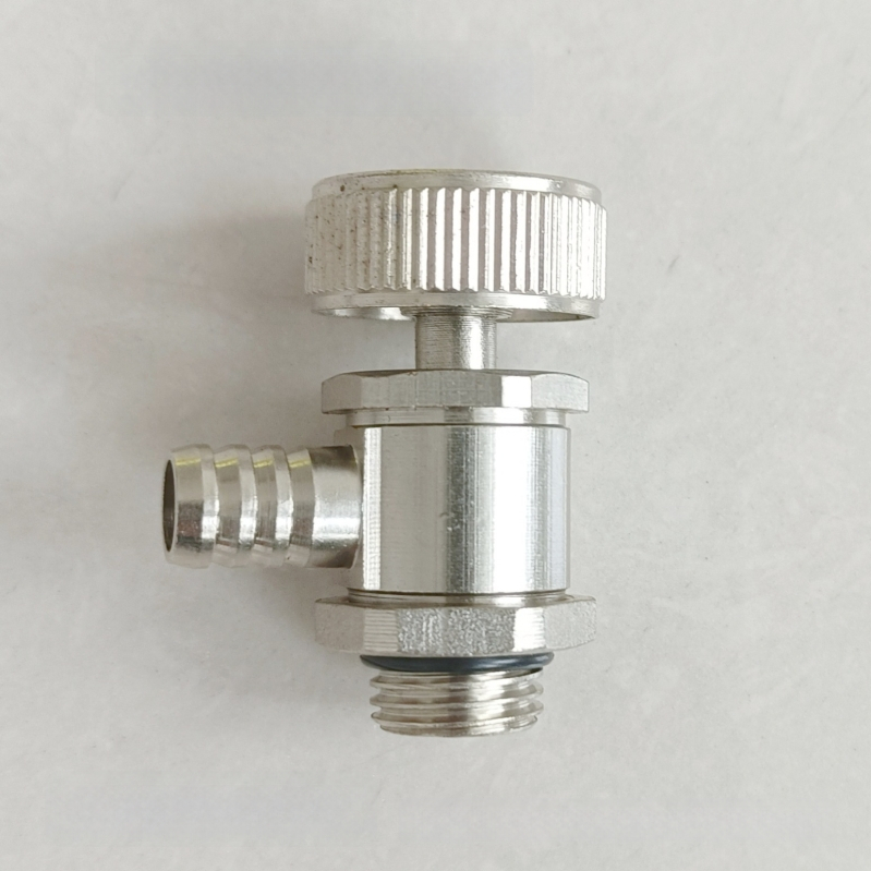 Radiátorová odvzduňovacia a vodovacia klapka so závitom — meď, niklovo leštený povrch, prevádzková teplota 0–100°C, pre vodu