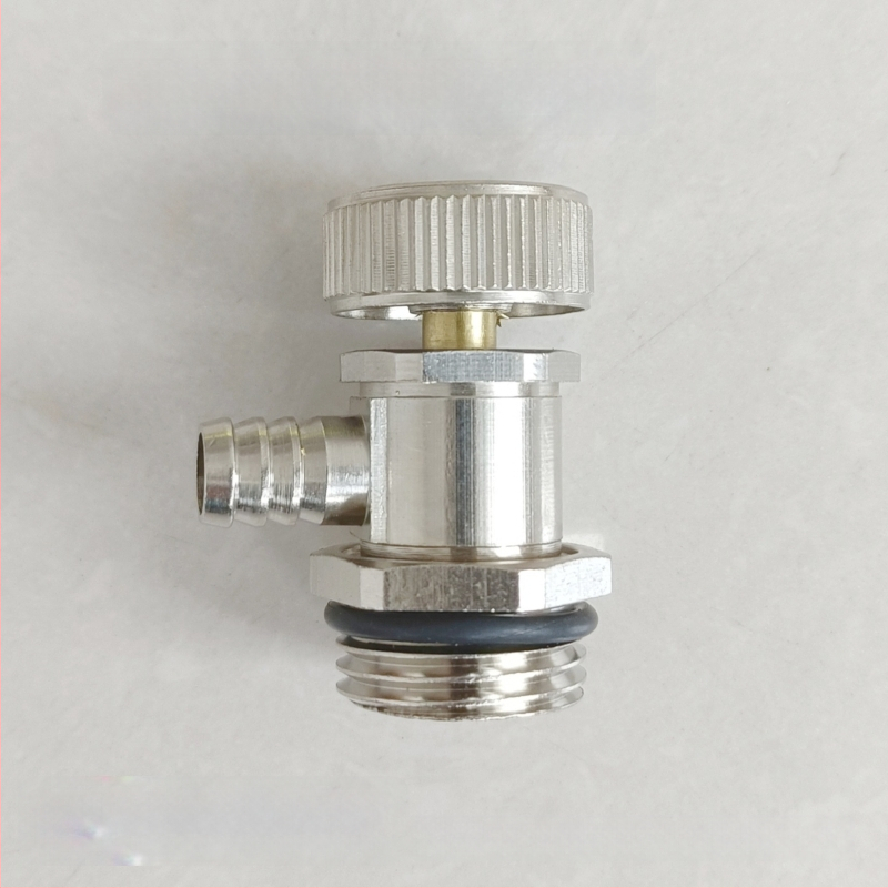 Radiátorová odvzduňovacia a vodovacia klapka so závitom — meď, niklovo leštený povrch, prevádzková teplota 0–100°C, pre vodu