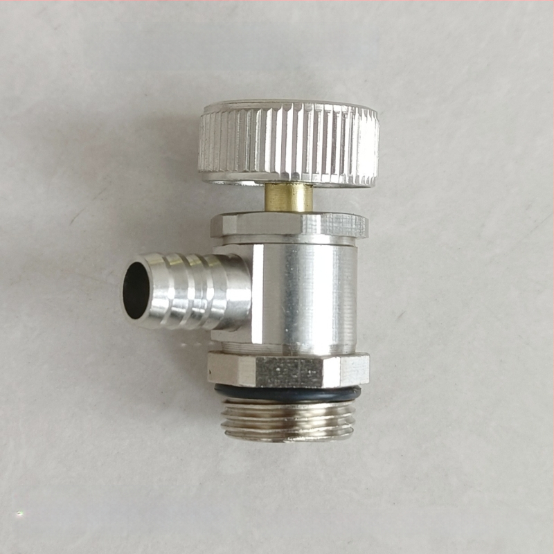 Radiátorová odvzduňovacia a vodovacia klapka so závitom — meď, niklovo leštený povrch, prevádzková teplota 0–100°C, pre vodu