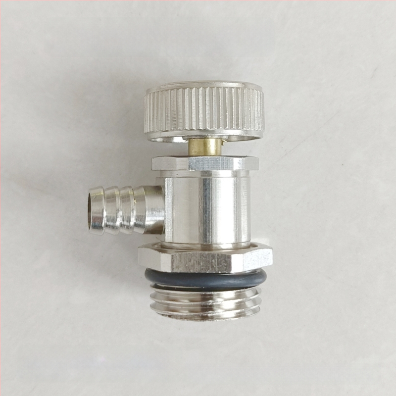 Radiátorová odvzduňovacia a vodovacia klapka so závitom — meď, niklovo leštený povrch, prevádzková teplota 0–100°C, pre vodu