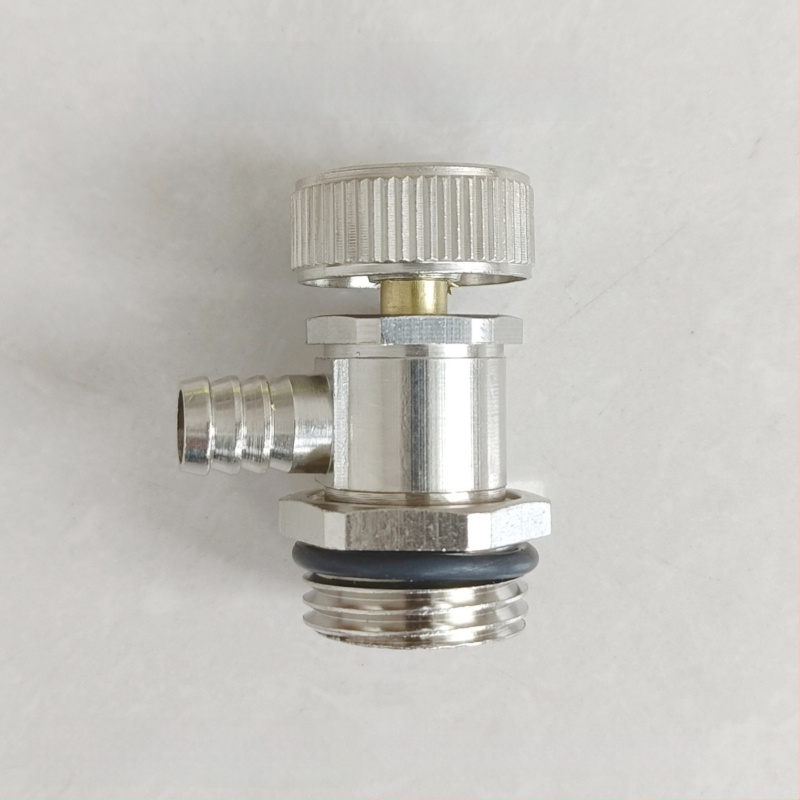 Radiátorová odvzduňovacia a vodovacia klapka so závitom — meď, niklovo leštený povrch, prevádzková teplota 0–100°C, pre vodu