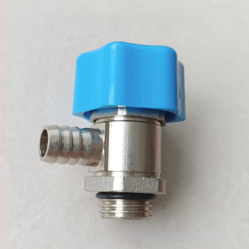 Radiátorová odvzduňovacia a vodovacia klapka so závitom — meď, niklovo leštený povrch, prevádzková teplota 0–100°C, pre vodu