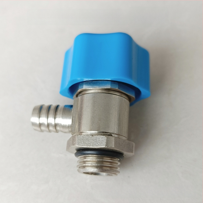 Radiátorová odvzduňovacia a vodovacia klapka so závitom — meď, niklovo leštený povrch, prevádzková teplota 0–100°C, pre vodu