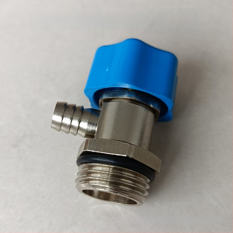 Radiátorová odvzduňovacia a vodovacia klapka so závitom — meď, niklovo leštený povrch, prevádzková teplota 0–100°C, pre vodu