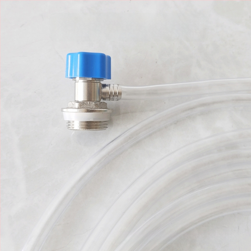 Radiátorová odvzduňovacia a vodovacia klapka so závitom — meď, niklovo leštený povrch, prevádzková teplota 0–100°C, pre vodu