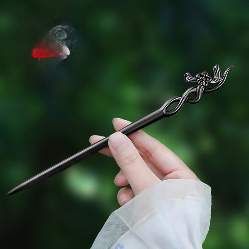 Clema de păr din lemn gravată cu floare de prune, în stil chinezesc (Material: Lemn; Stil: Chinezesc; Procesare: Gravare; Formă: Flori)