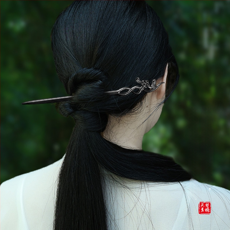 Clema de păr din lemn gravată cu floare de prune, în stil chinezesc (Material: Lemn; Stil: Chinezesc; Procesare: Gravare; Formă: Flori)