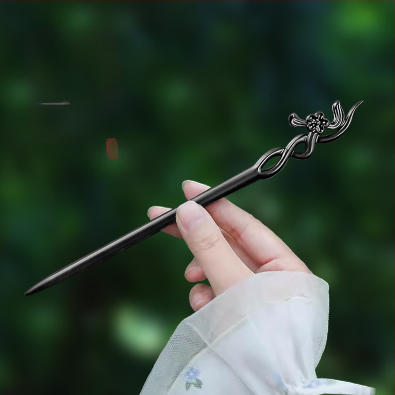 Clema de păr din lemn gravată cu floare de prune, în stil chinezesc (Material: Lemn; Stil: Chinezesc; Procesare: Gravare; Formă: Flori)