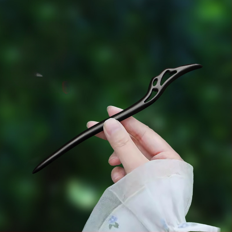 Clema de păr din lemn gravată cu floare de prune, în stil chinezesc (Material: Lemn; Stil: Chinezesc; Procesare: Gravare; Formă: Flori)