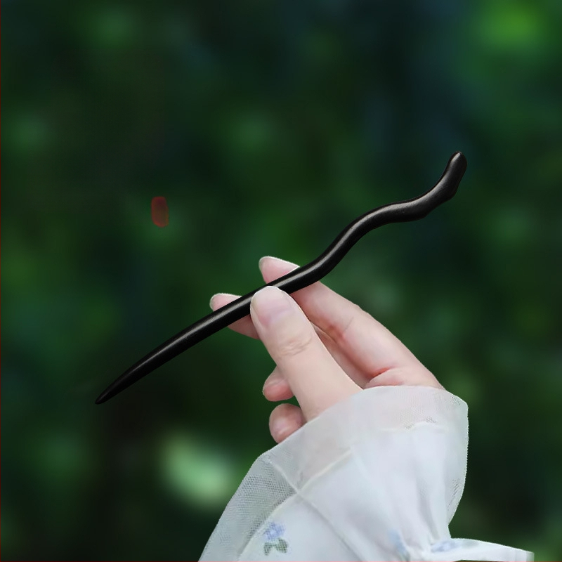 Clema de păr din lemn gravată cu floare de prune, în stil chinezesc (Material: Lemn; Stil: Chinezesc; Procesare: Gravare; Formă: Flori)