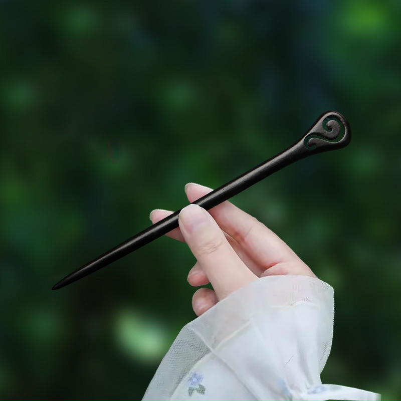 Clema de păr din lemn gravată cu floare de prune, în stil chinezesc (Material: Lemn; Stil: Chinezesc; Procesare: Gravare; Formă: Flori)