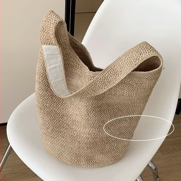 Dámska taška vedro z raffie, mestský minimalistický štýl, oválny tvar, otvorená horná časť, s jedným remienkom