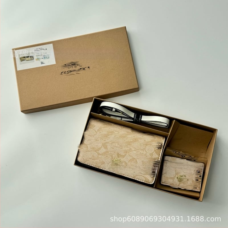 Γυναικεία τσάντα crossbody - οριζόντιο τετράγωνο σχήμα, PU υλικό, κλείσιμο με κλιπ, εσωτερικό με θήκη φερμουάρ, μια ιμάντας ώμου