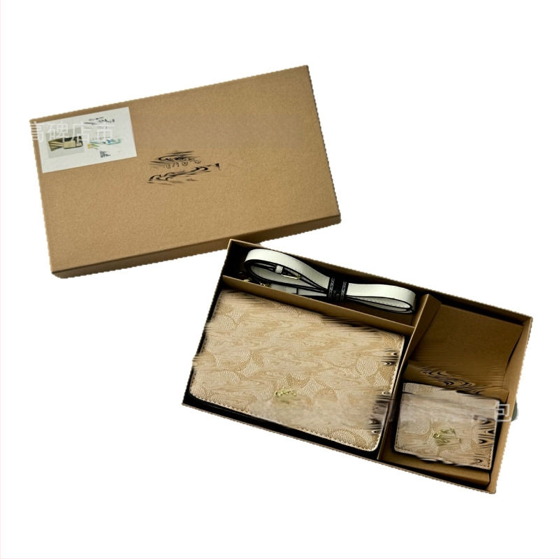 Γυναικεία τσάντα crossbody - οριζόντιο τετράγωνο σχήμα, PU υλικό, κλείσιμο με κλιπ, εσωτερικό με θήκη φερμουάρ, μια ιμάντας ώμου