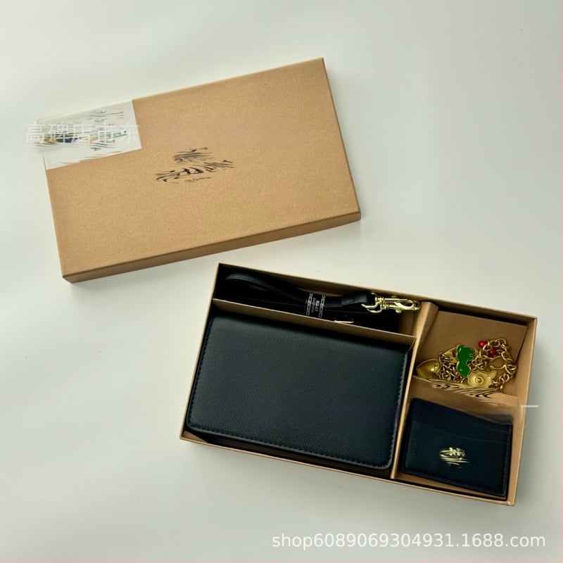 Γυναικεία τσάντα crossbody - οριζόντιο τετράγωνο σχήμα, PU υλικό, κλείσιμο με κλιπ, εσωτερικό με θήκη φερμουάρ, μια ιμάντας ώμου