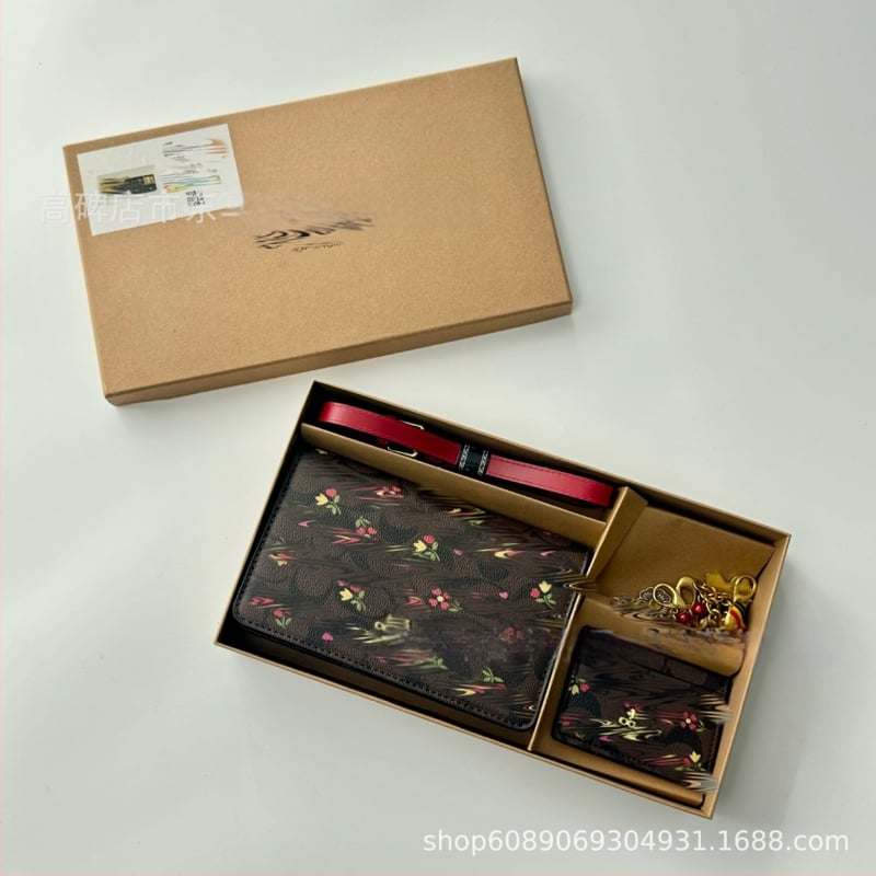 Γυναικεία τσάντα crossbody - οριζόντιο τετράγωνο σχήμα, PU υλικό, κλείσιμο με κλιπ, εσωτερικό με θήκη φερμουάρ, μια ιμάντας ώμου